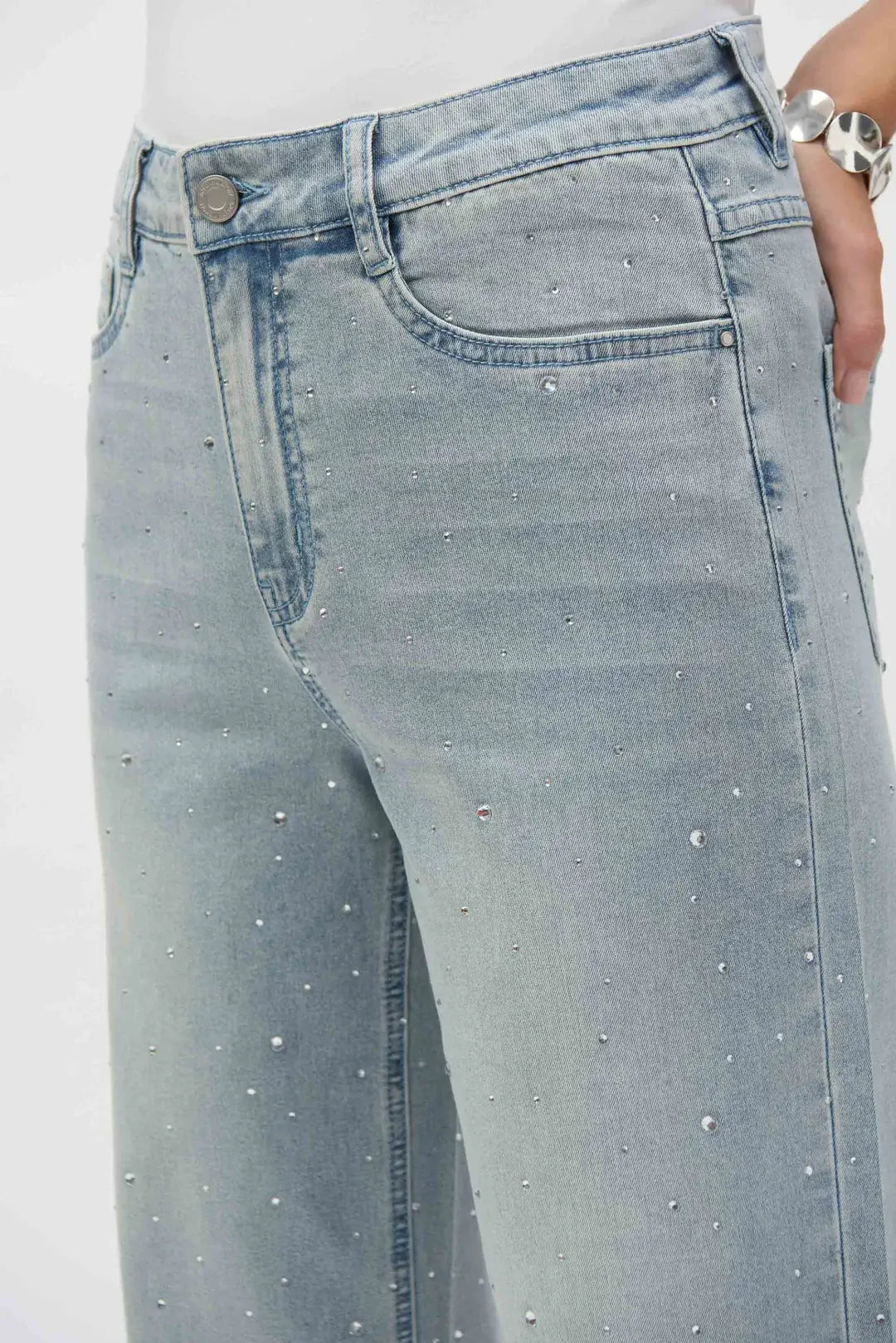 Jean bleu ample avec détails en strass Joseph Ribkoff