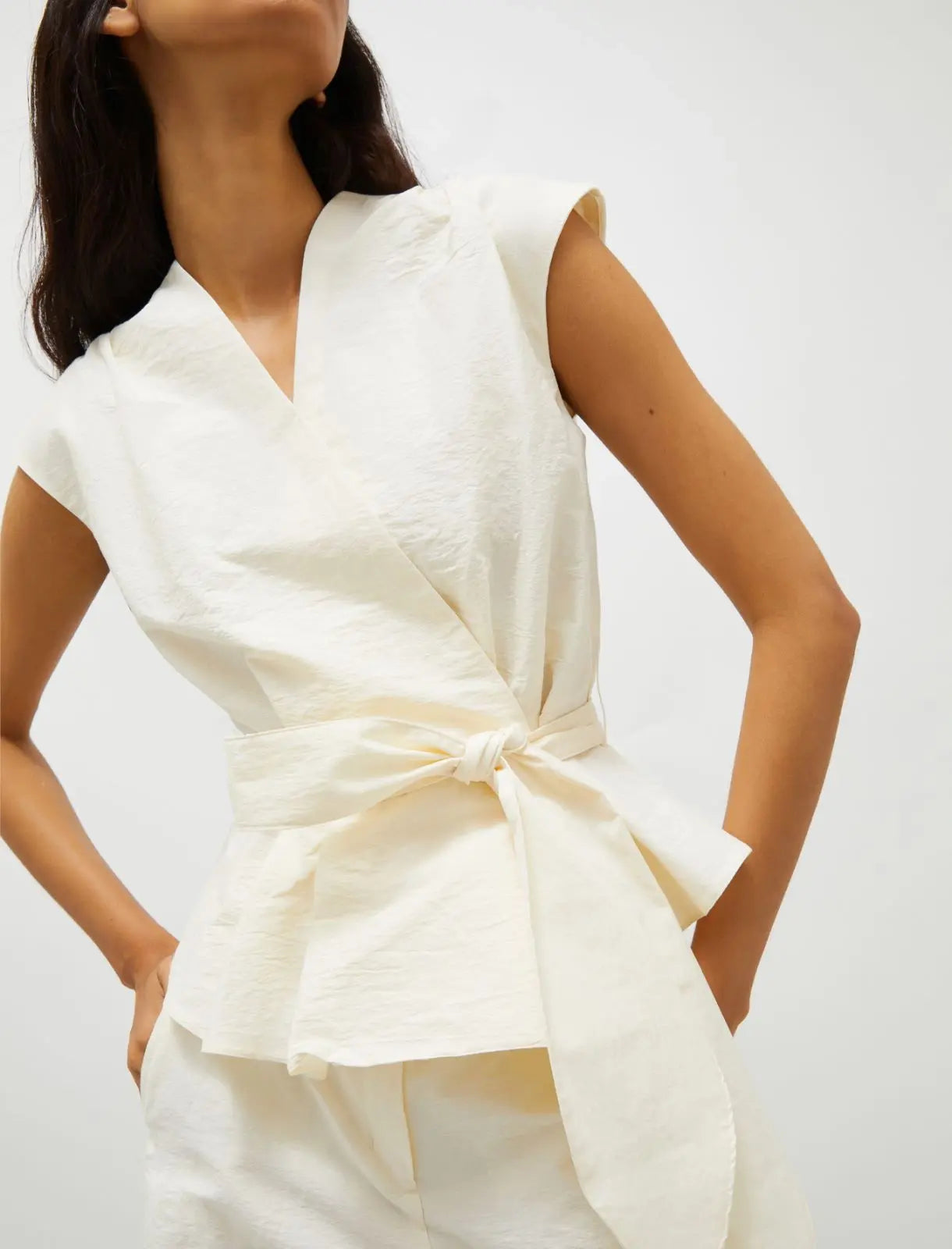 Top écru à bouton-pression à la taille Bronze Marella