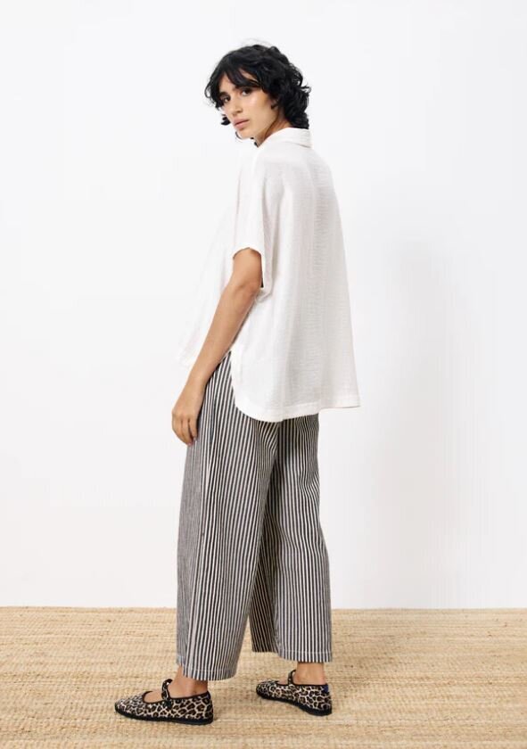Witte oversized bloes in kreukstof Abiba FRNCH