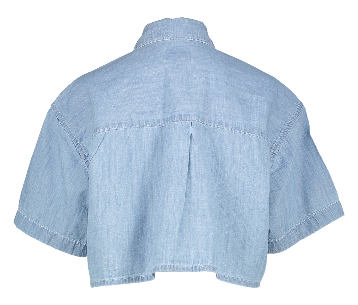 Chemisier court bleu porté avec un jean, style Wiggle Bellerose