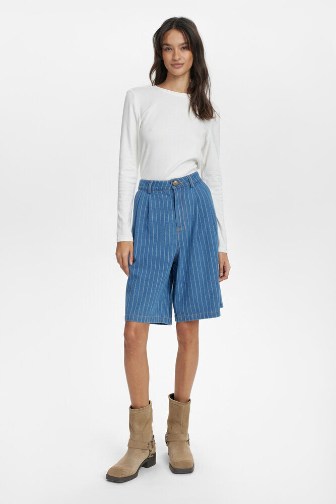 Short en jean bleu oversize à fines rayures Nulucie Numph