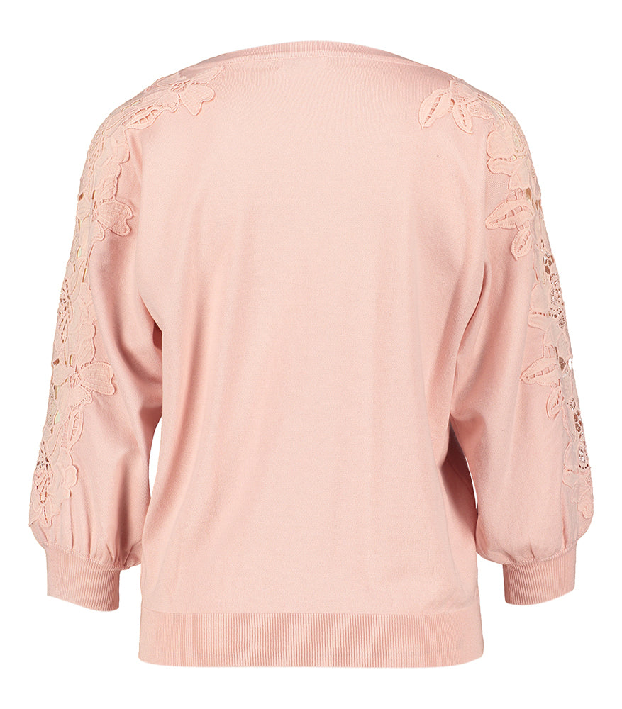 Pull rose clair à col rond et manches en dentelle Dewi Atmos