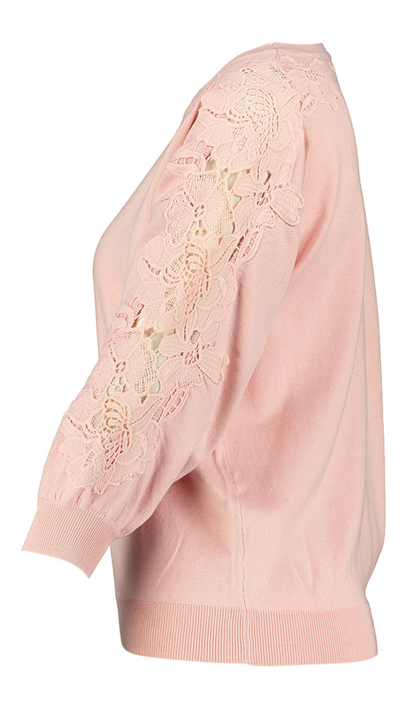 Pull rose clair à col rond et manches en dentelle Dewi Atmos