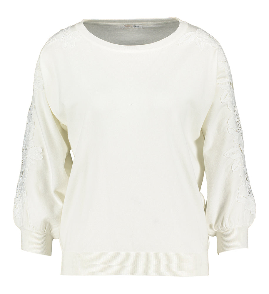 Pull blanc avec détail en dentelle blanche sur la manche Dewi Atmos