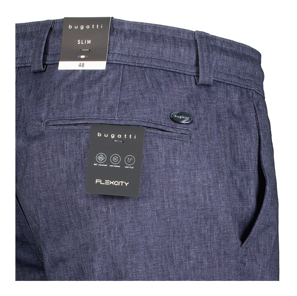 Un short bleu foncé dans un jean, style Bugatti