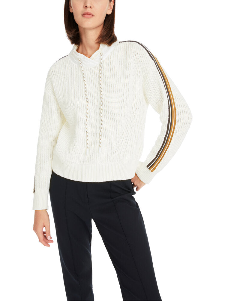 Pull blanc en maille avec élastique en bas et col spécial Marccain