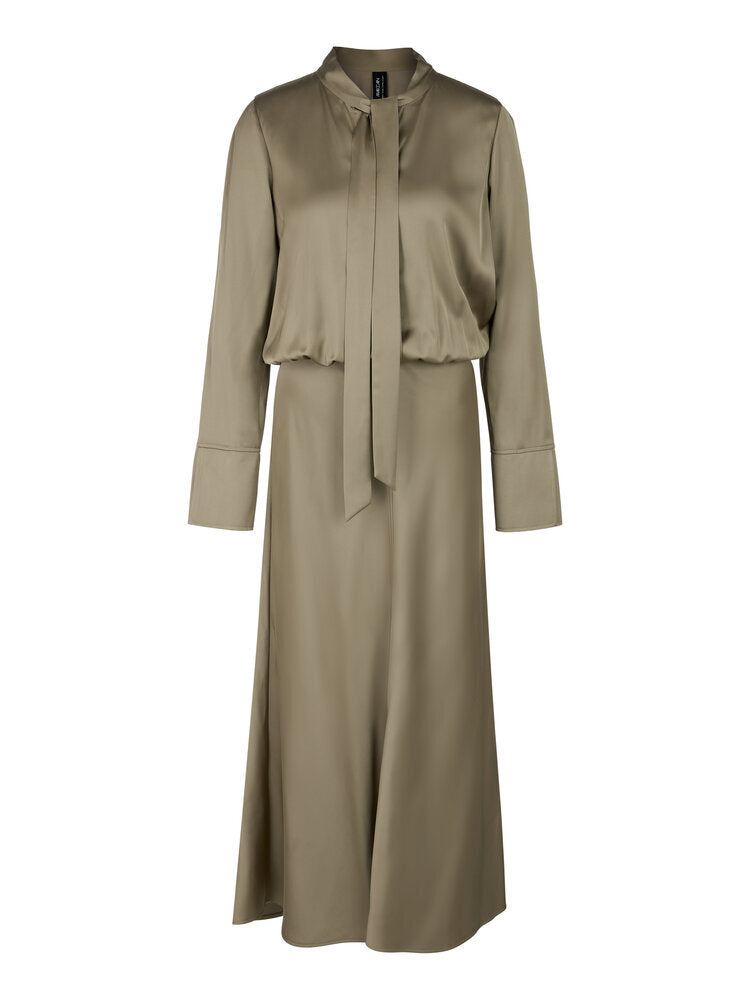 Groene glanzende jurk met strikdetail Marc Cain collections
