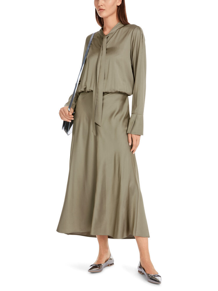 Groene glanzende jurk met strikdetail Marc Cain collections
