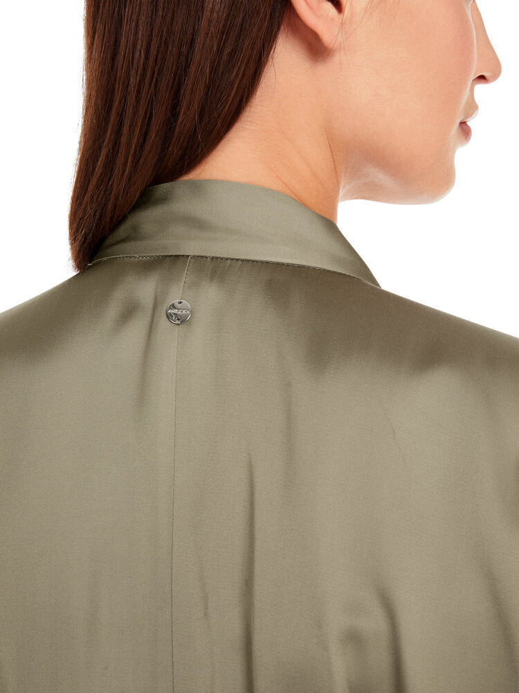 Groene glanzende jurk met strikdetail Marc Cain collections