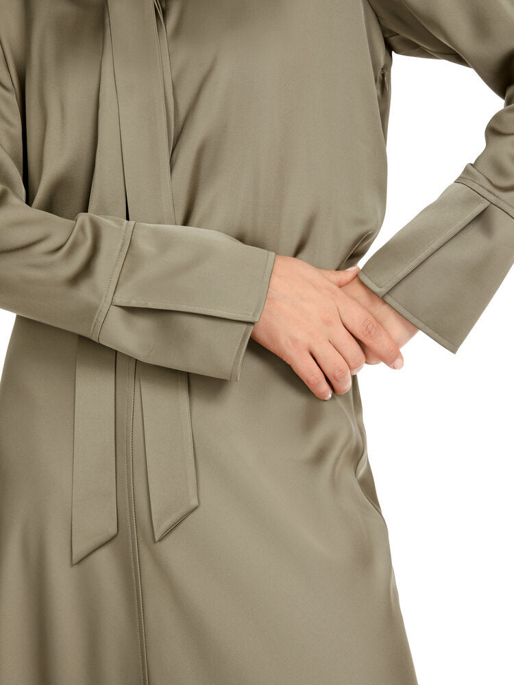 Robe verte brillante avec nœud décoratif, collections Marc Cain