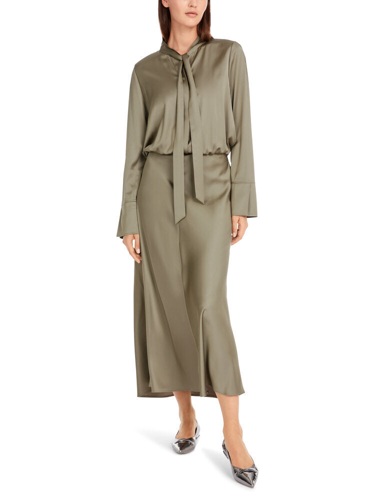 Groene glanzende jurk met strikdetail Marc Cain collections