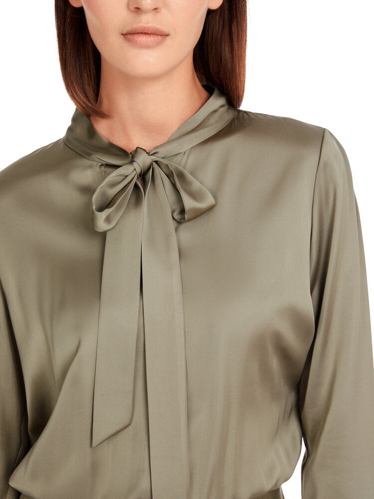 Groene glanzende jurk met strikdetail Marc Cain collections