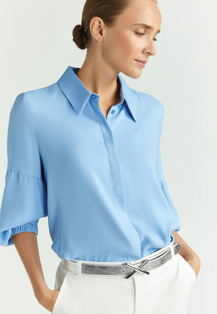 Chemisier bleu clair avec détail sur la manche Hansa Xandres