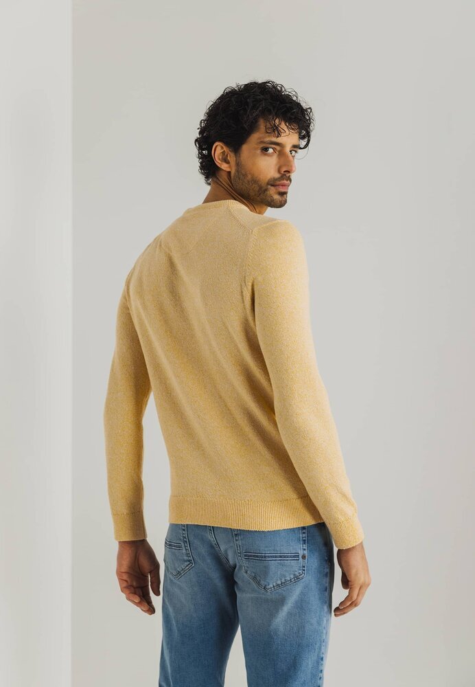 Pull en coton jaune à l'état de l'art