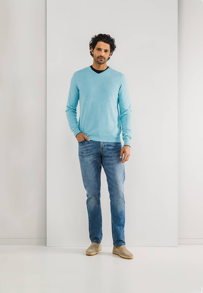 Pull bleu azur à la pointe de la technologie