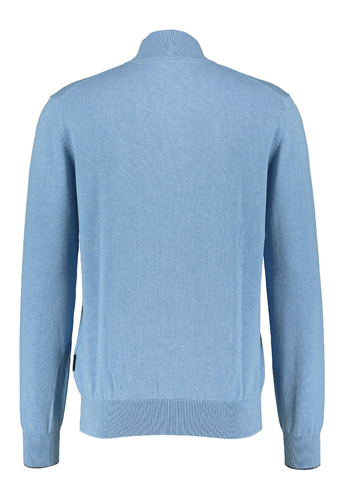 Pull bleu clair à fermeture éclair et col montant, style moderne.