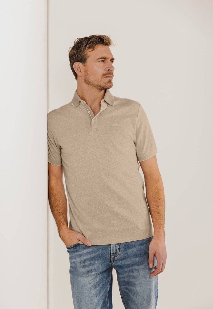 Polo beige avec détails bleus, à la pointe de la technologie