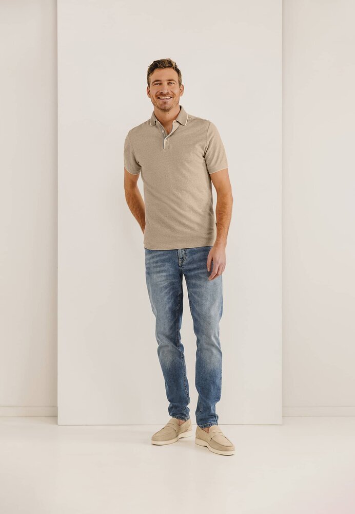 Polo beige avec détails bleus, à la pointe de la technologie