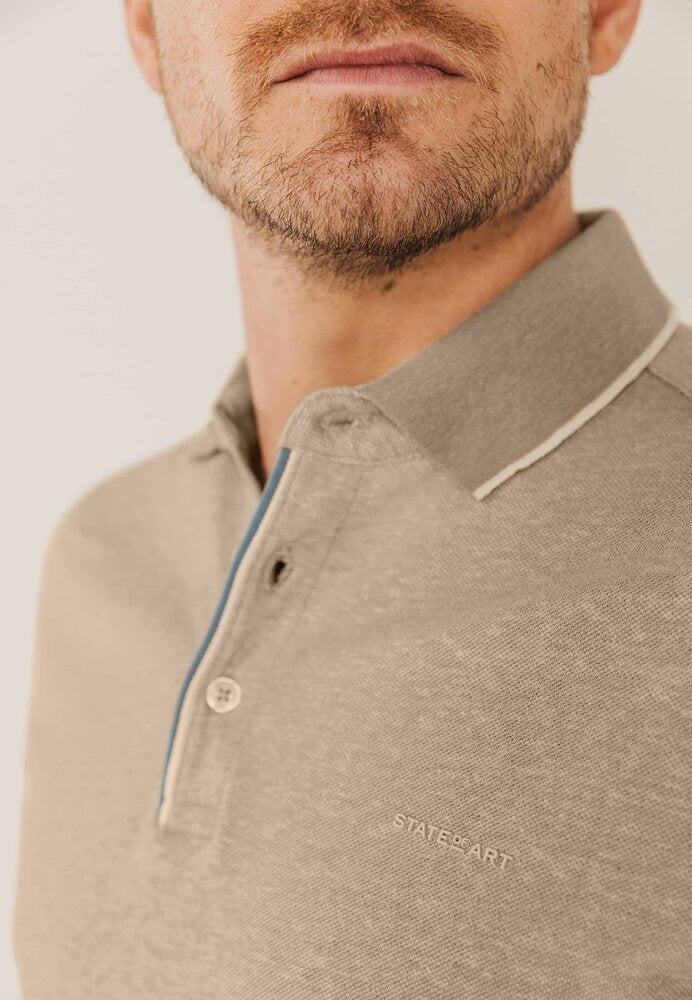 Polo beige avec détails bleus, à la pointe de la technologie