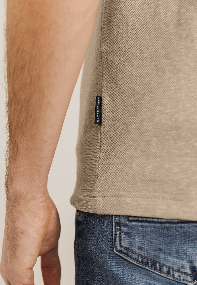 Polo beige avec détails bleus, à la pointe de la technologie