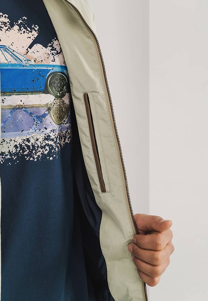 Manteau beige à la pointe de la technologie