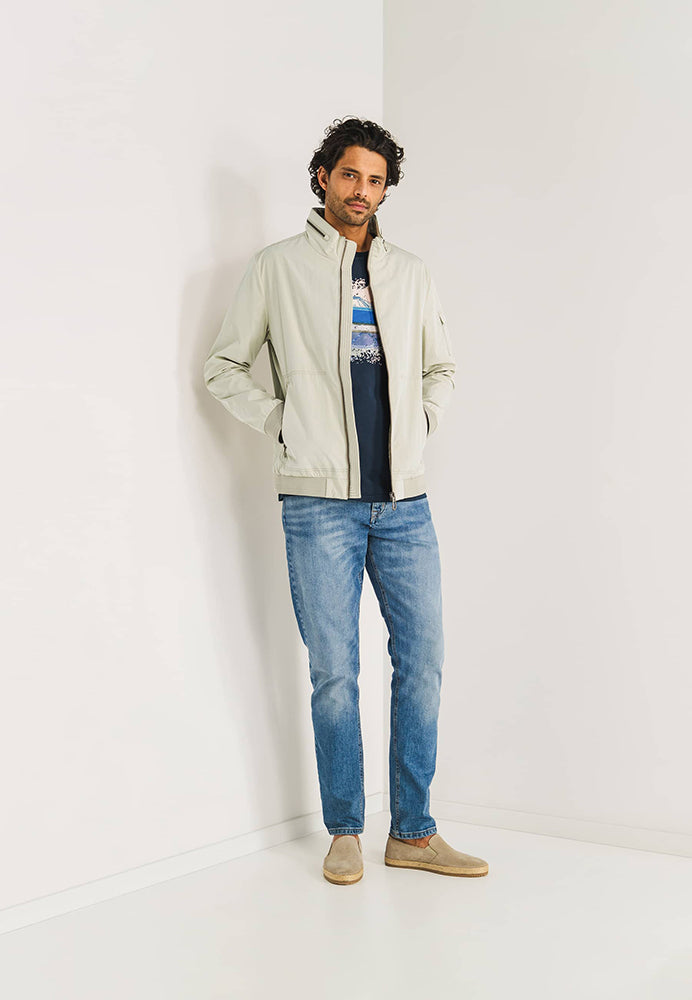 Manteau beige à la pointe de la technologie