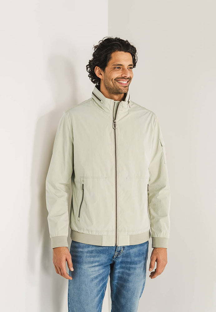 Manteau beige à la pointe de la technologie