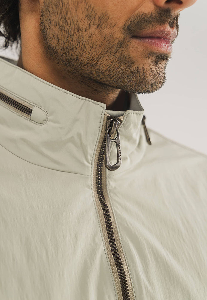 Manteau beige à la pointe de la technologie