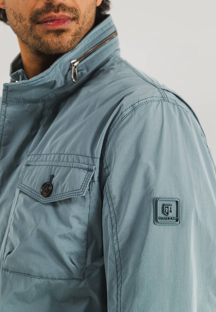 Manteau bleu à poches, à la pointe de la technologie