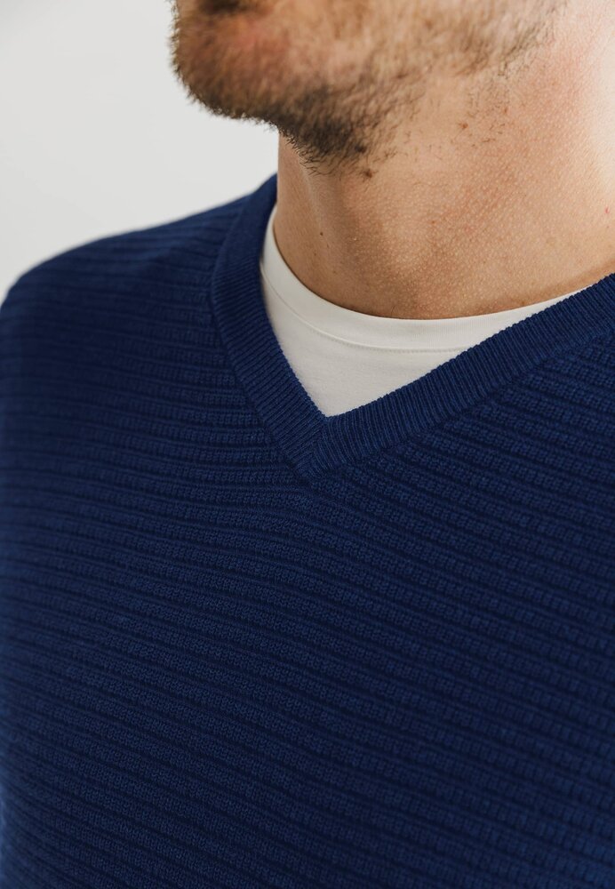 Pull bleu foncé à col rond, état de l'art