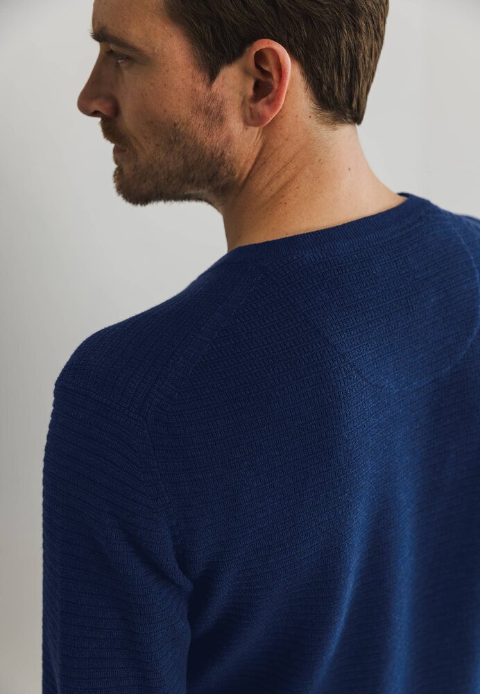 Pull bleu foncé à col rond, état de l'art