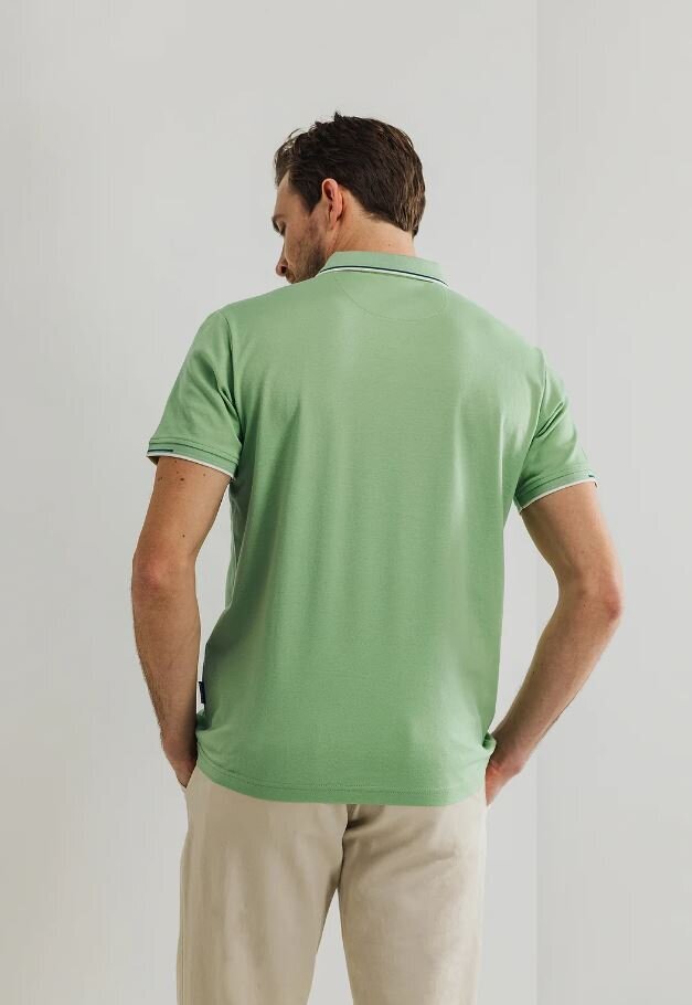 Polo vert à rayures, à la pointe de la technologie