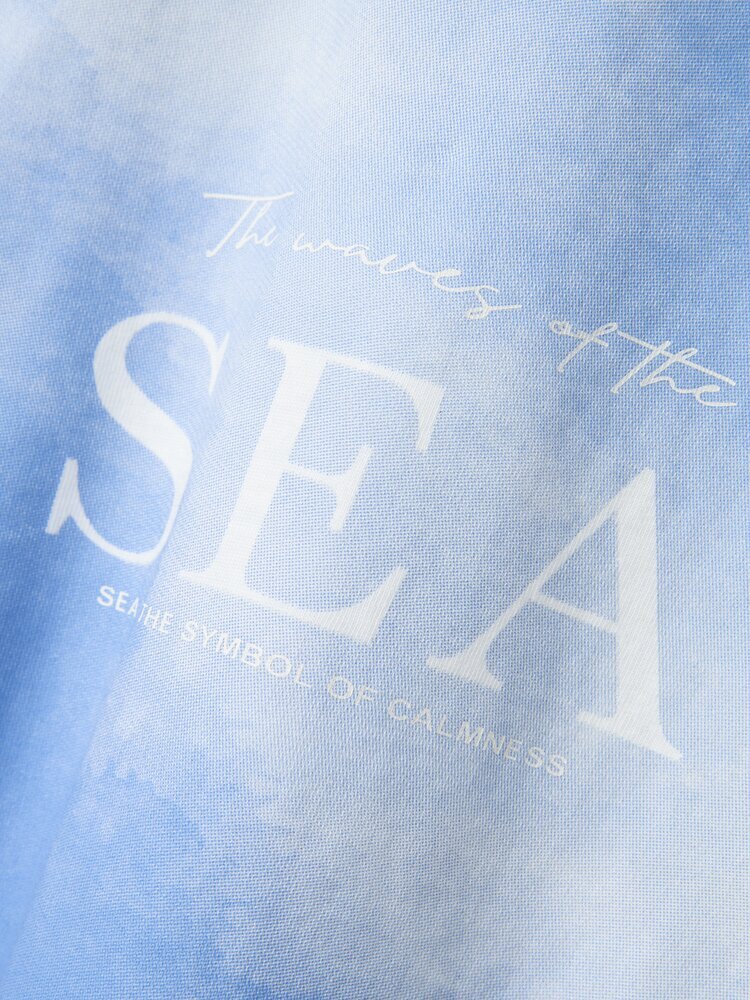 T-shirt blanc en coton, col rond et manches courtes. Nomme-le