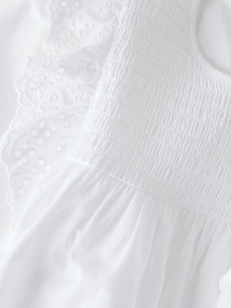 T-shirt en dentelle blanche. Nommez-le.