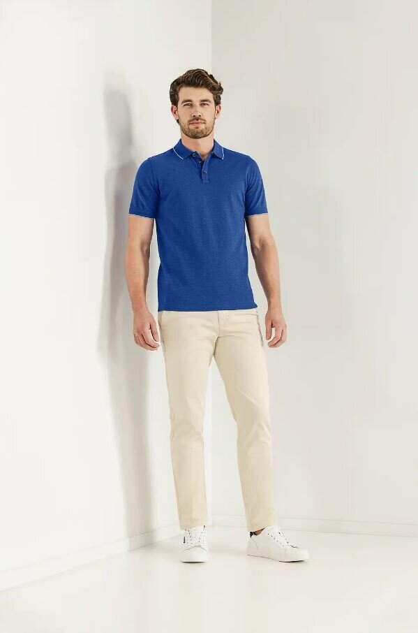 Polo bleu foncé à col, à la pointe de la technologie