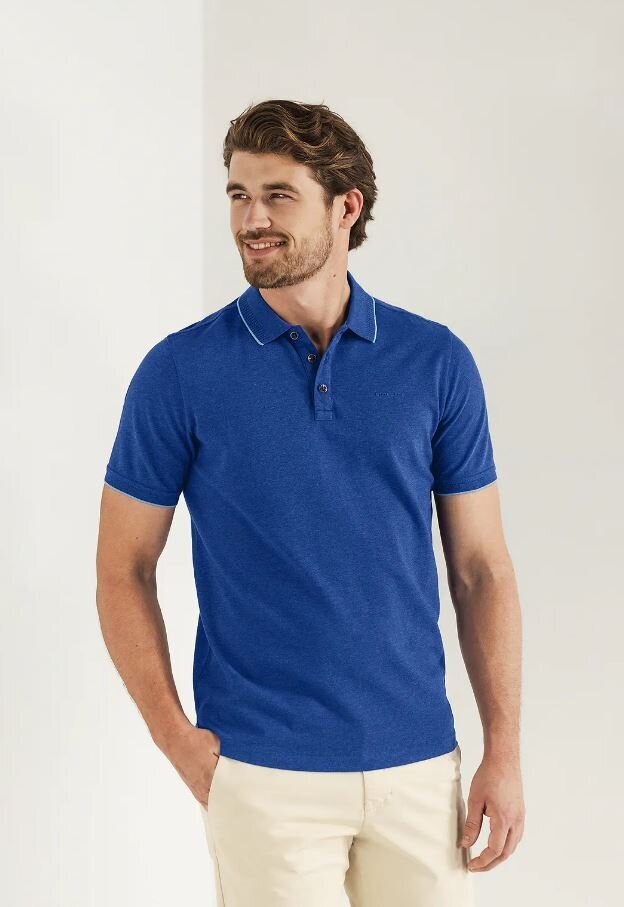 Polo bleu foncé à col, à la pointe de la technologie