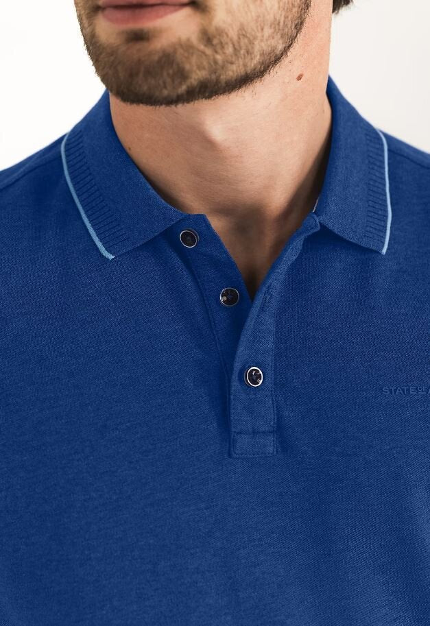 Polo bleu foncé à col, à la pointe de la technologie