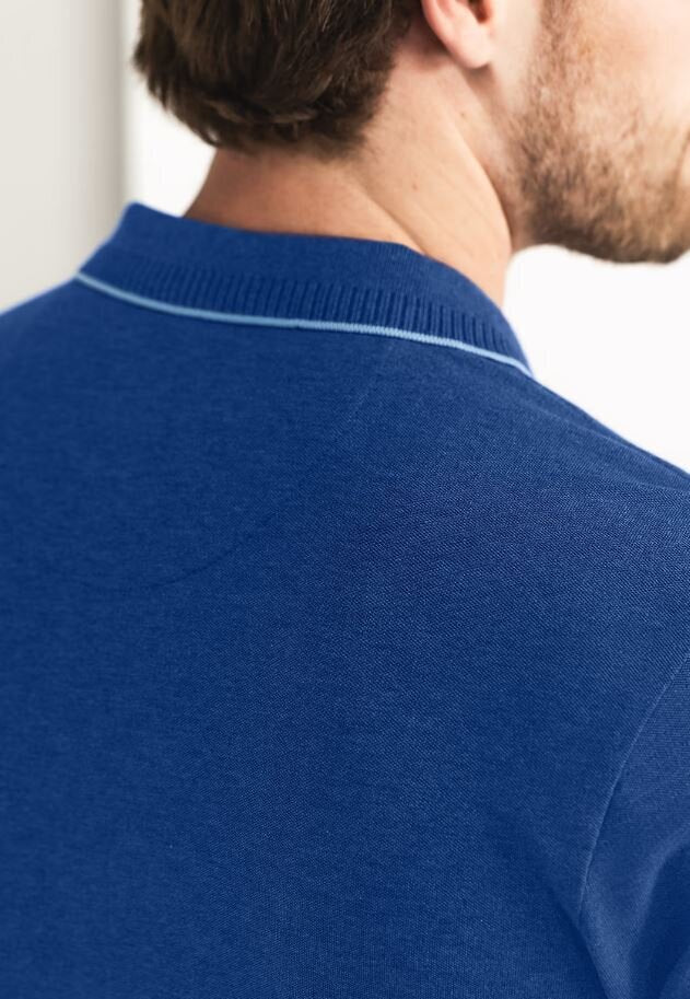 Polo bleu foncé à col, à la pointe de la technologie