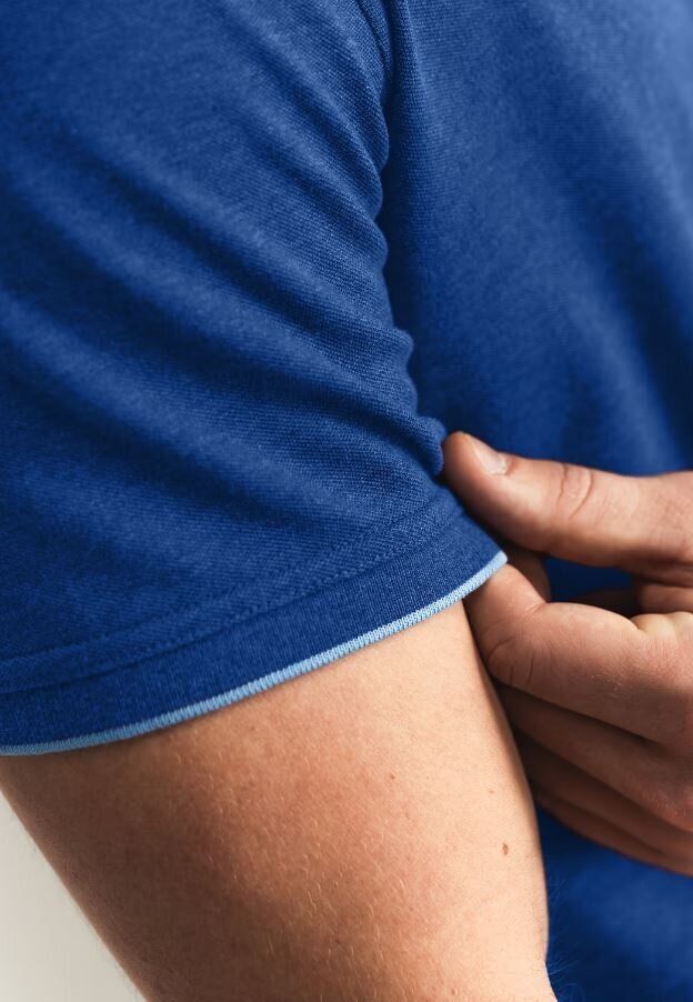 Polo bleu foncé à col, à la pointe de la technologie