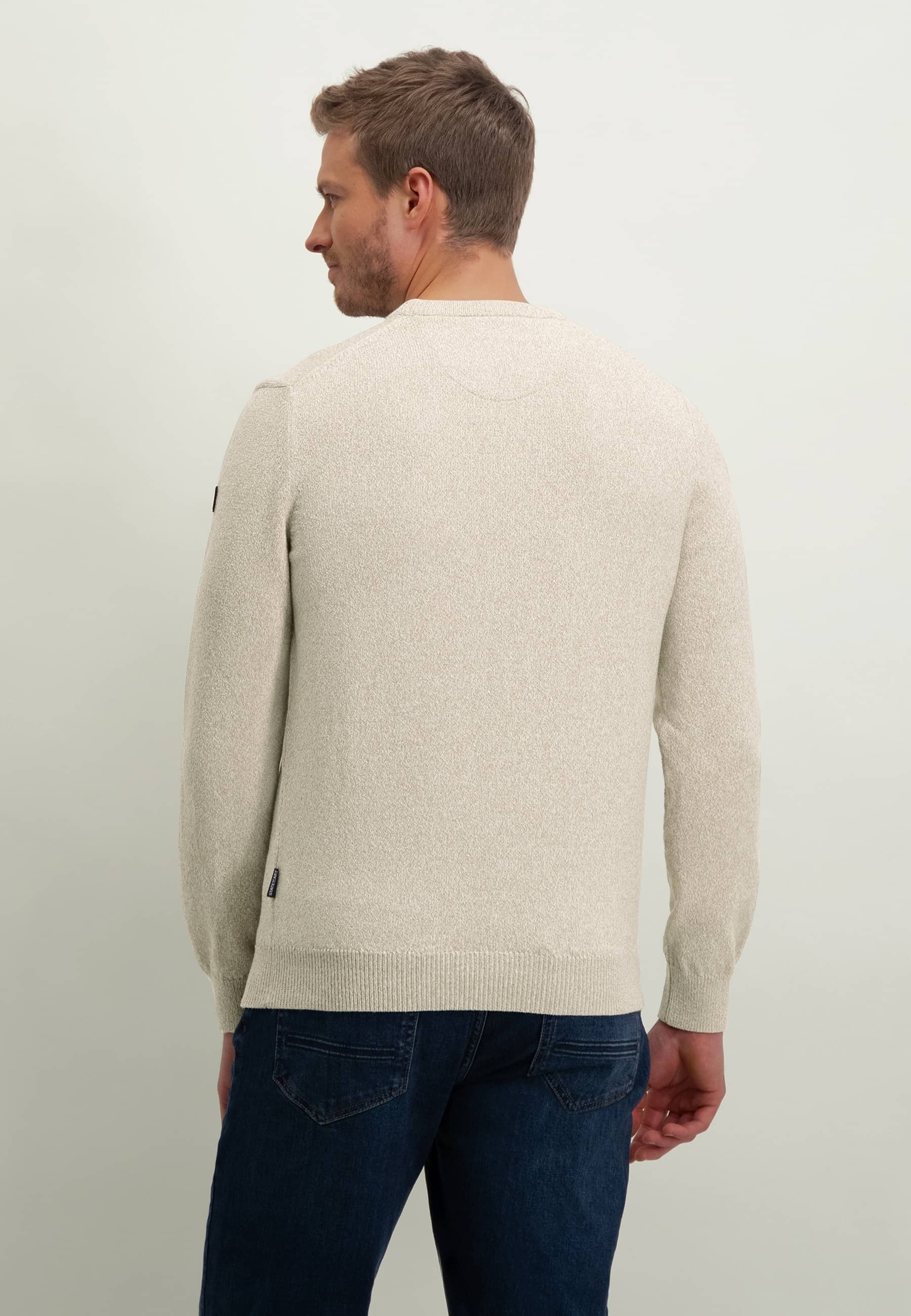 Pull beige à col rond et logo de la marque sur la manche State Of Art