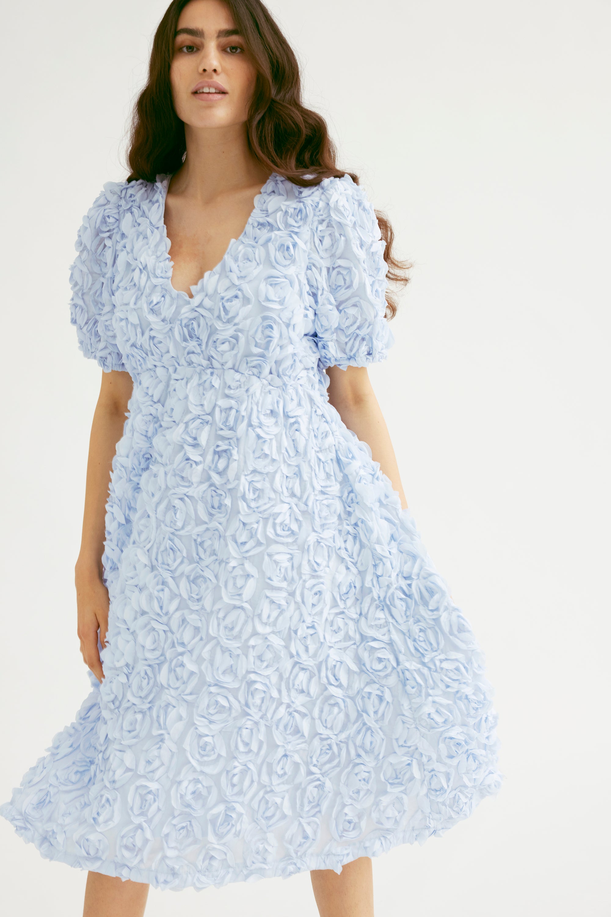 Lichtblauwe jurk met V-hals en korte mouwen Yasrosiva Y.A.S