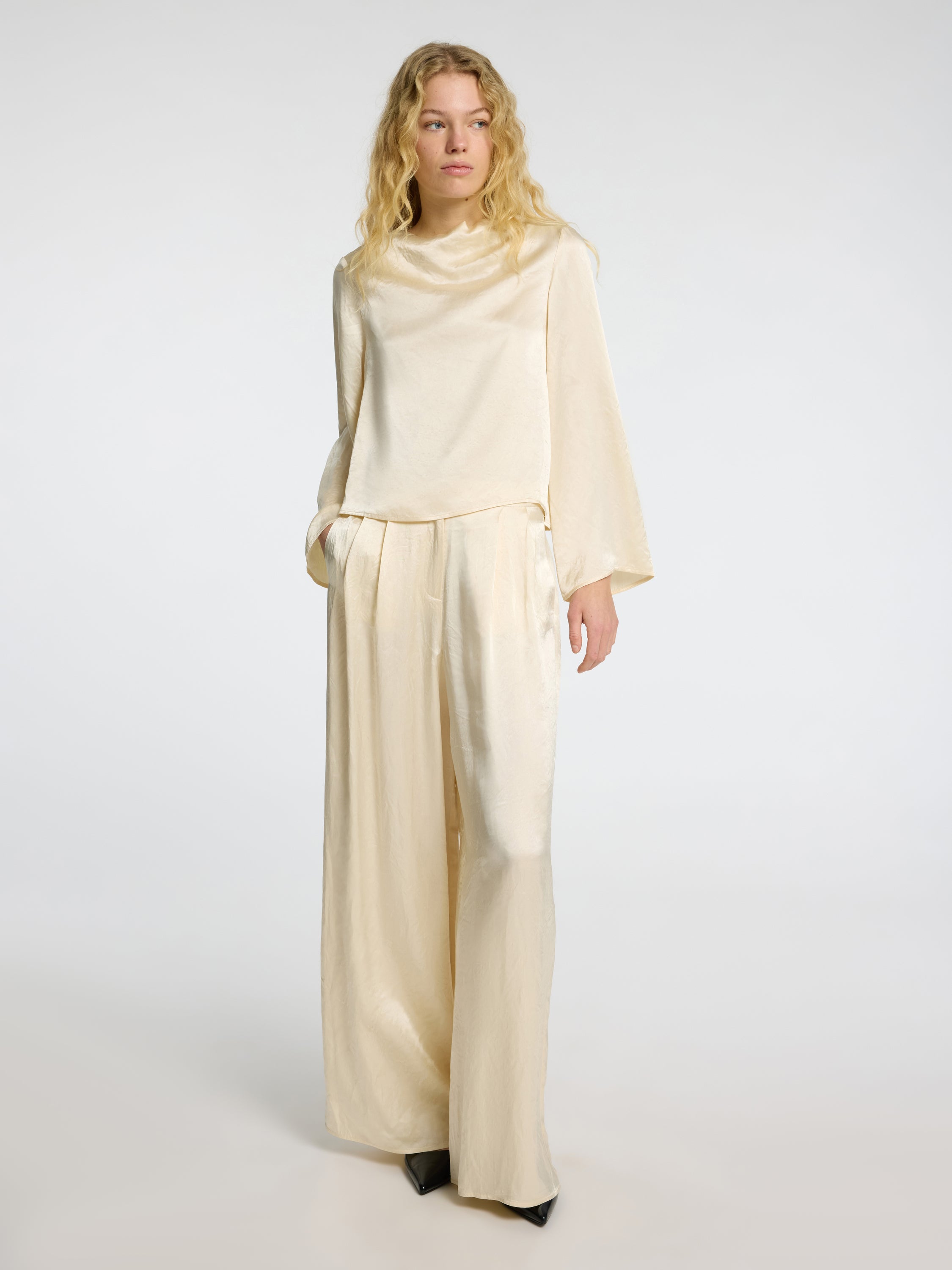 Beige glanzende wijde broek met bandplooi Selected