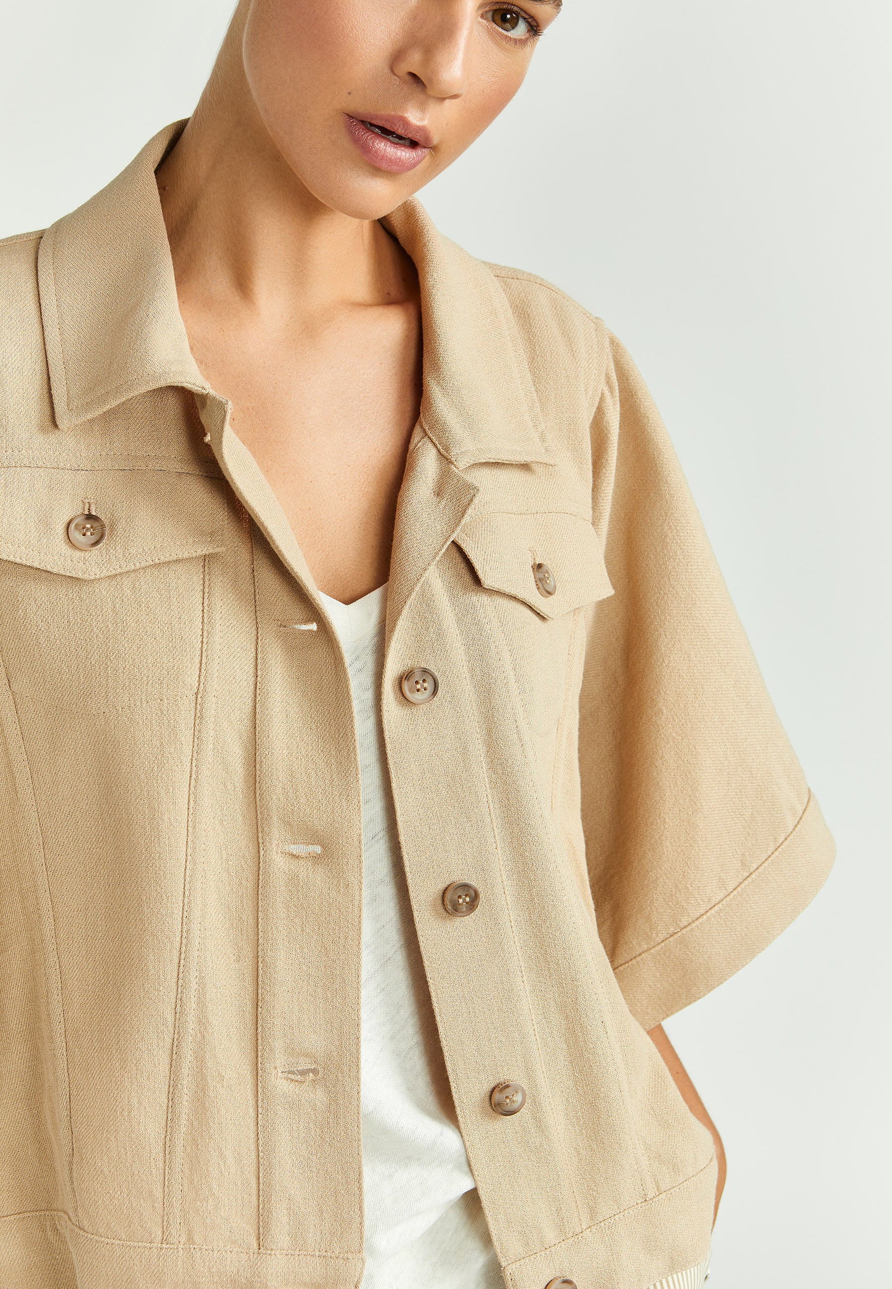 Beige vest met knoopsluiting Beria Xandres