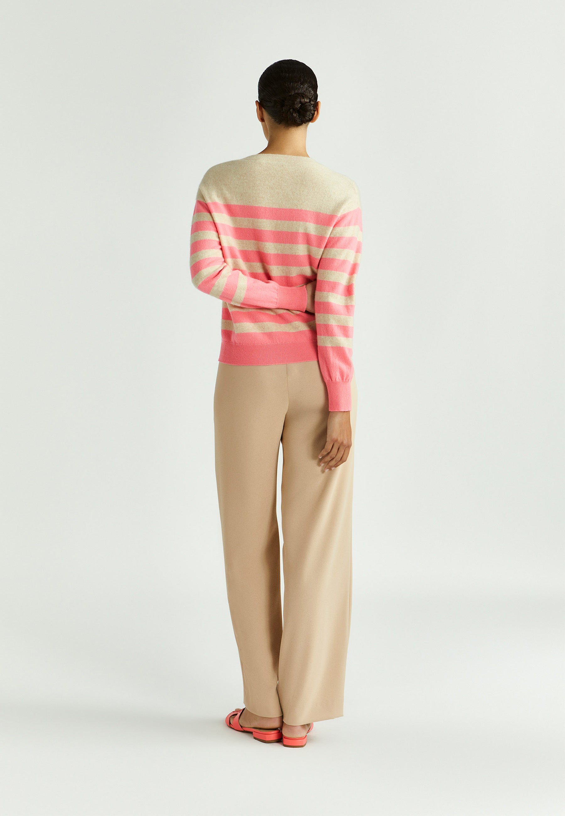 Pull rayé beige avec des touches de fluo