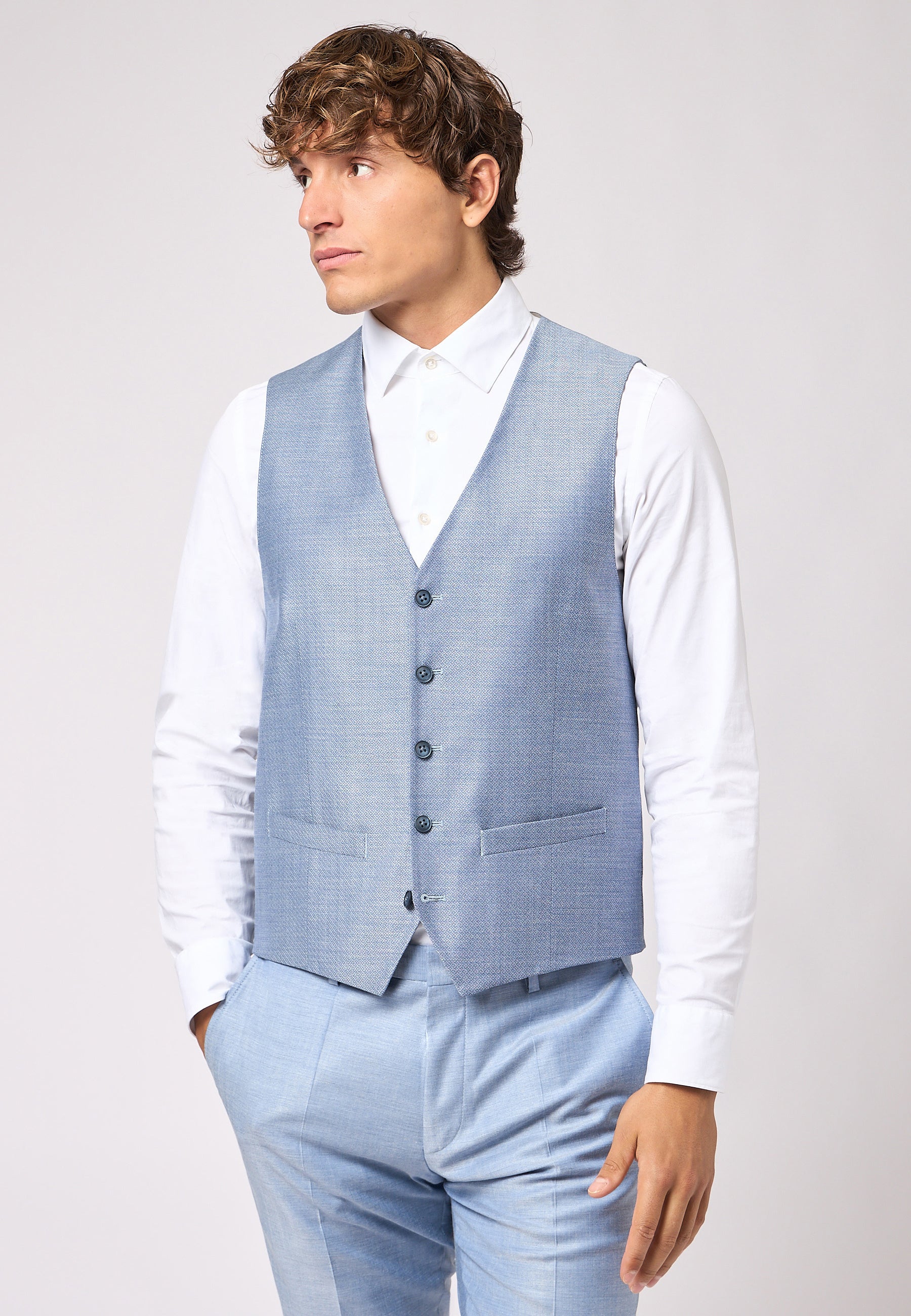 Roy Robson en gilet bleu