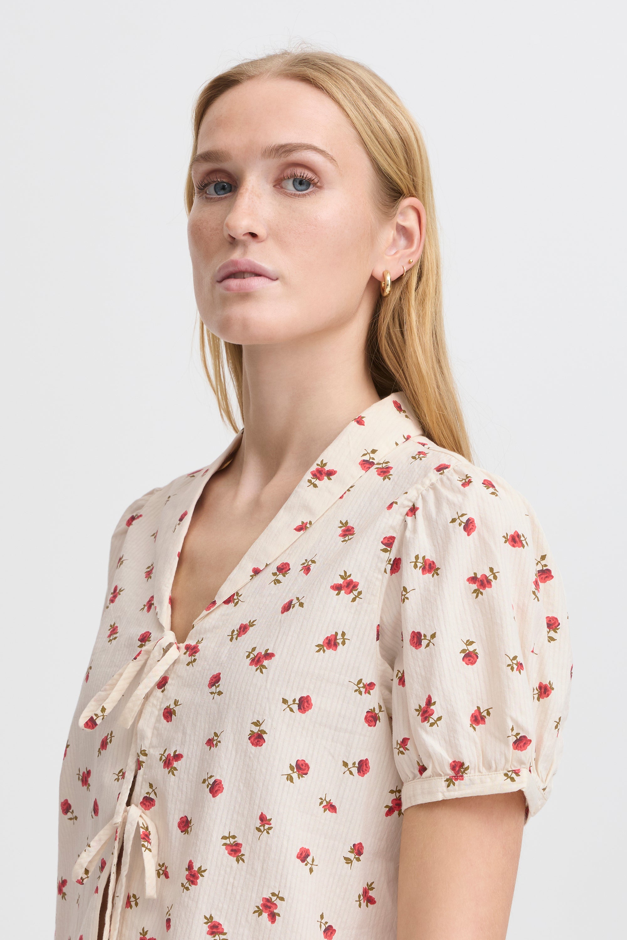 Chemisier beige à roses rouges Rosey Ichi