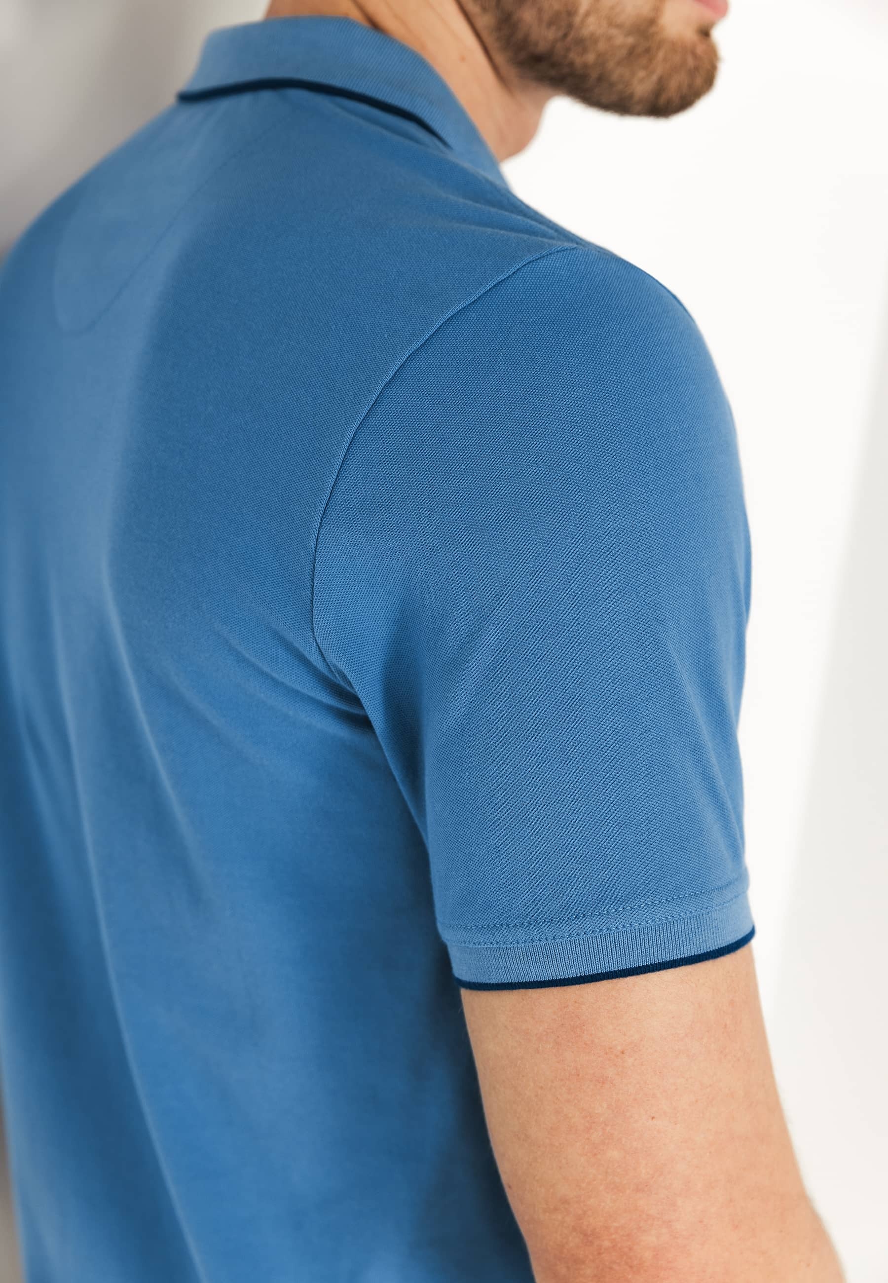 Polo bleu clair à la pointe de la technologie