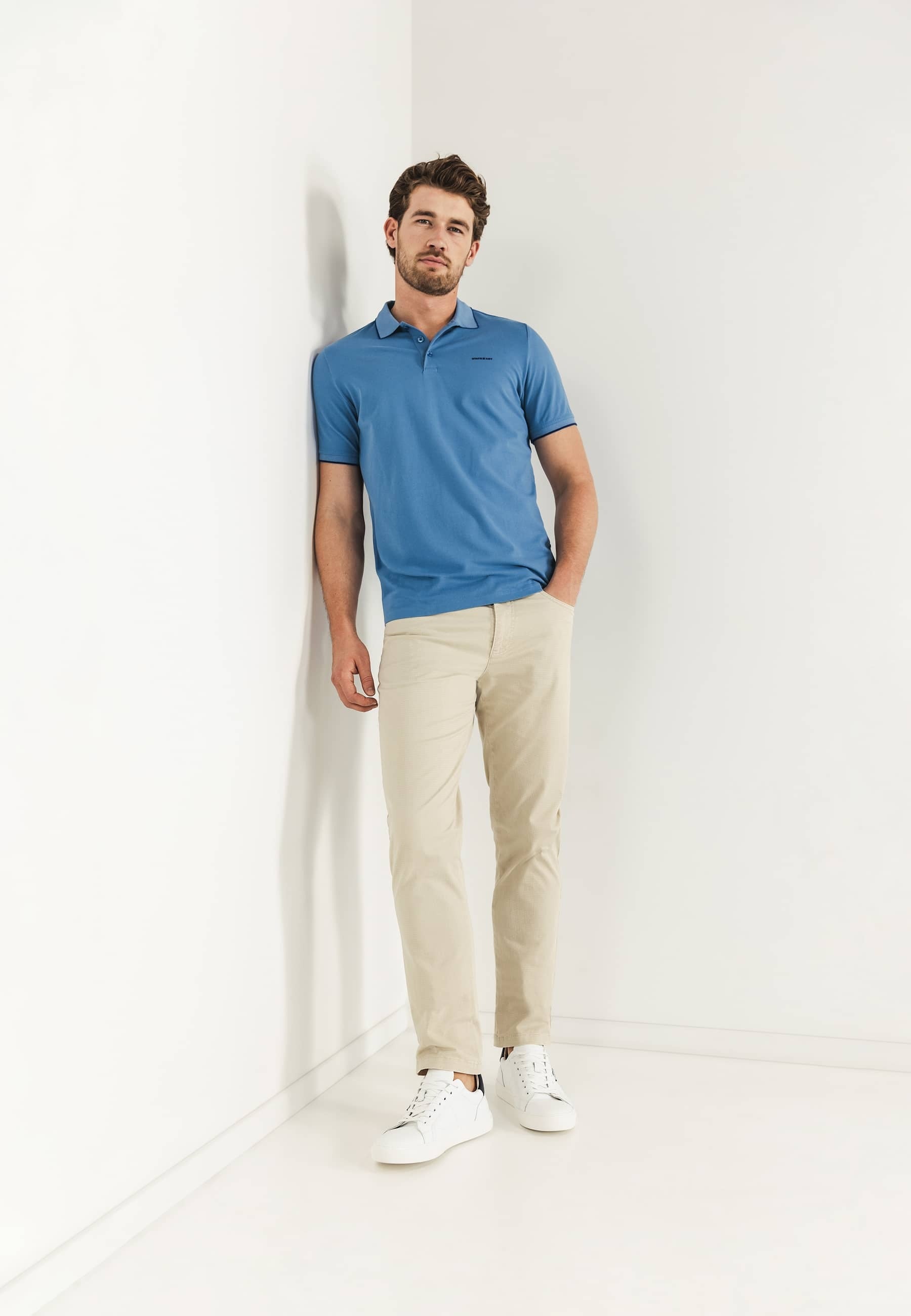 Polo bleu clair à la pointe de la technologie