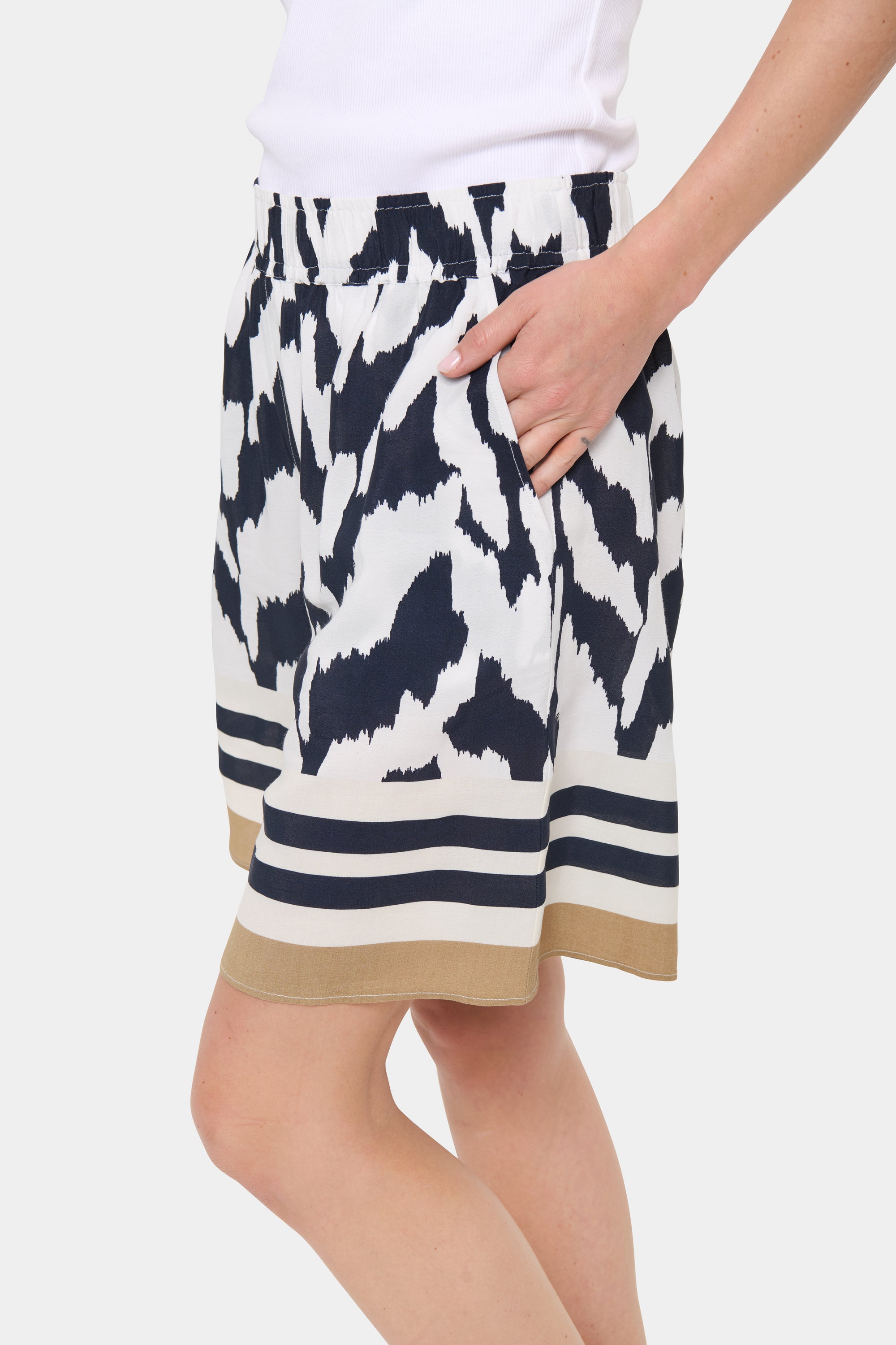 Short à pois noirs et blancs avec élastique Saint Tropez