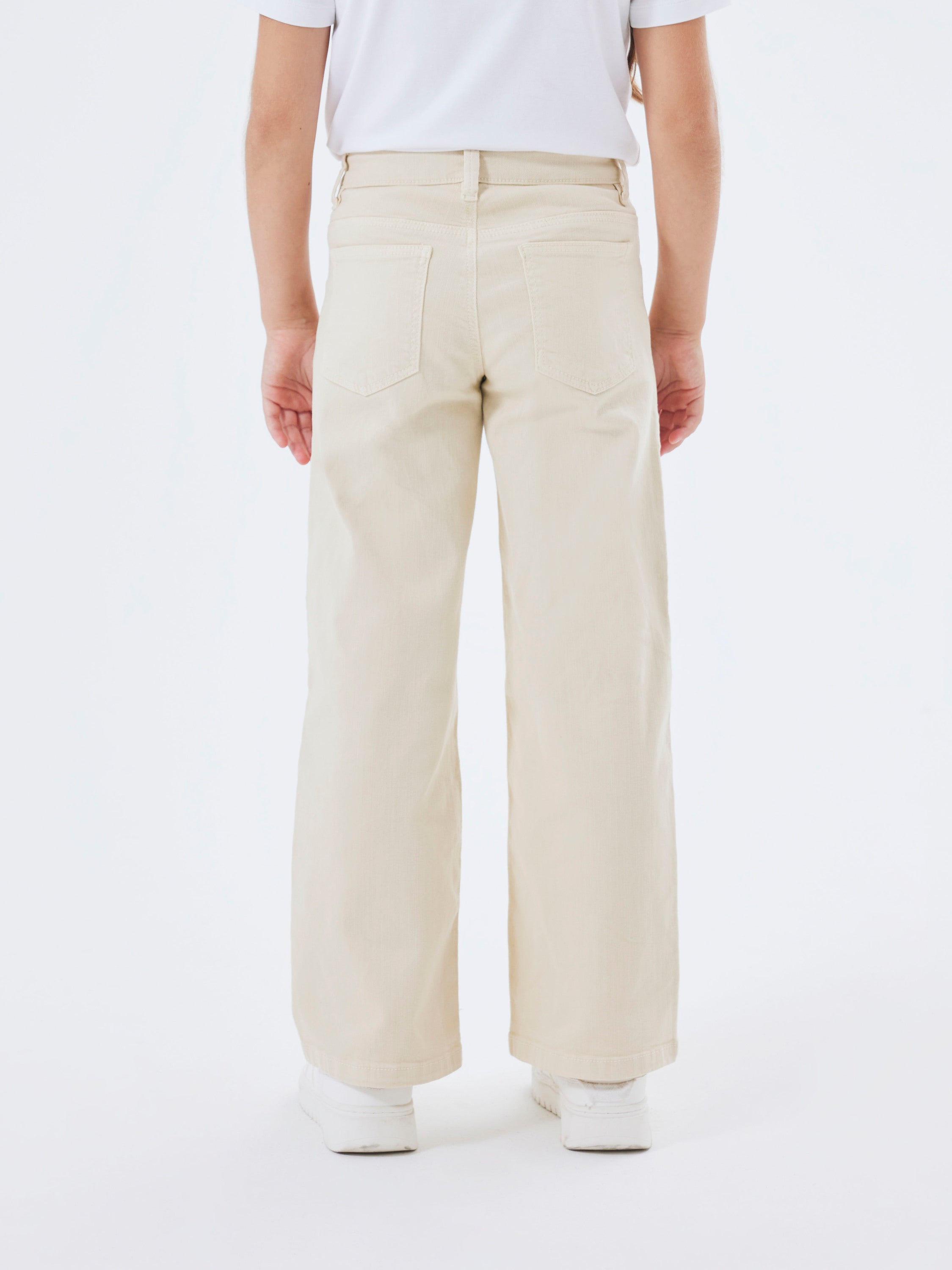 Jean beige à jambes larges et taille haute. Nommez-le